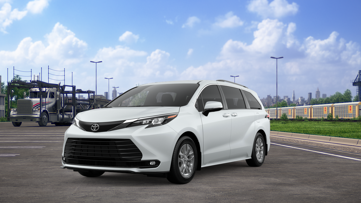 2026 Toyota Sienna XLE's photo