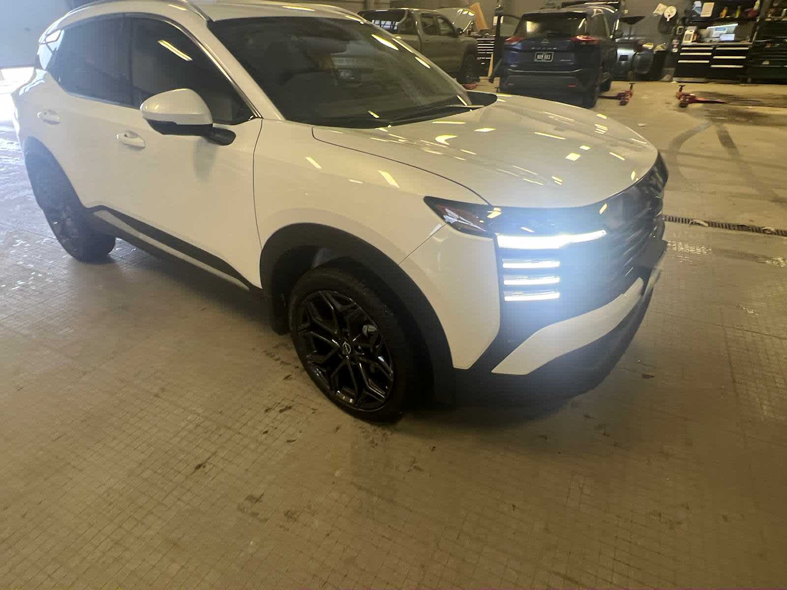 2025 Nissan Kicks SR photo 3