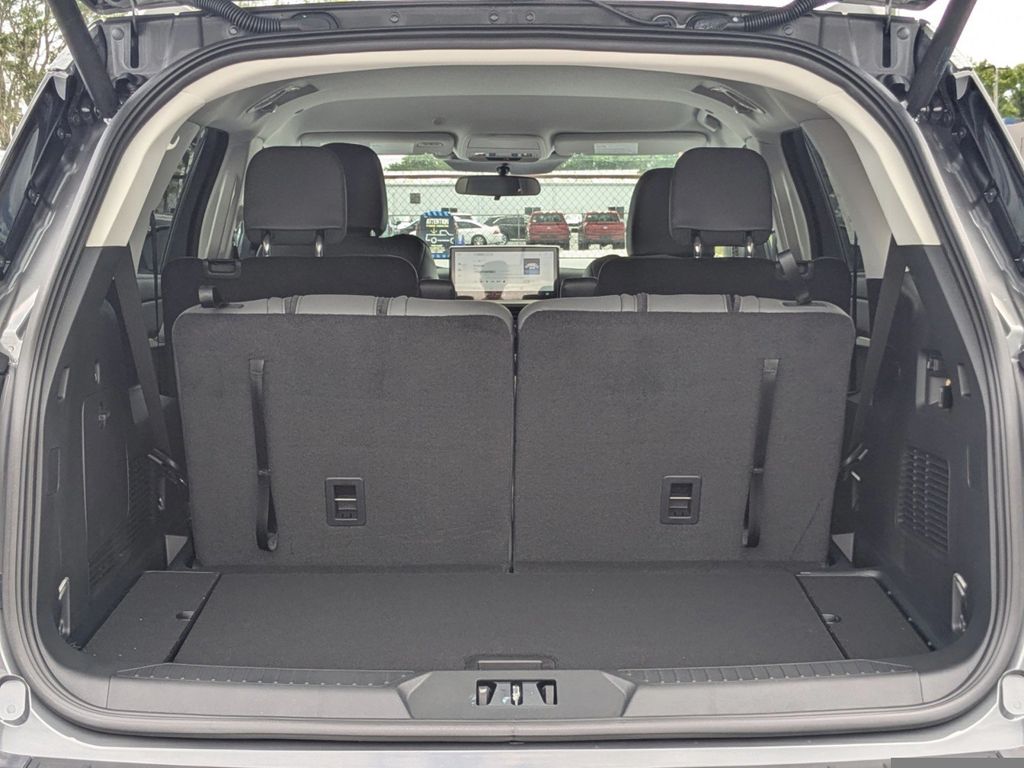 2025 Ford Explorer photo 5