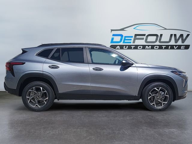 2025 Chevrolet Trax LT photo 2