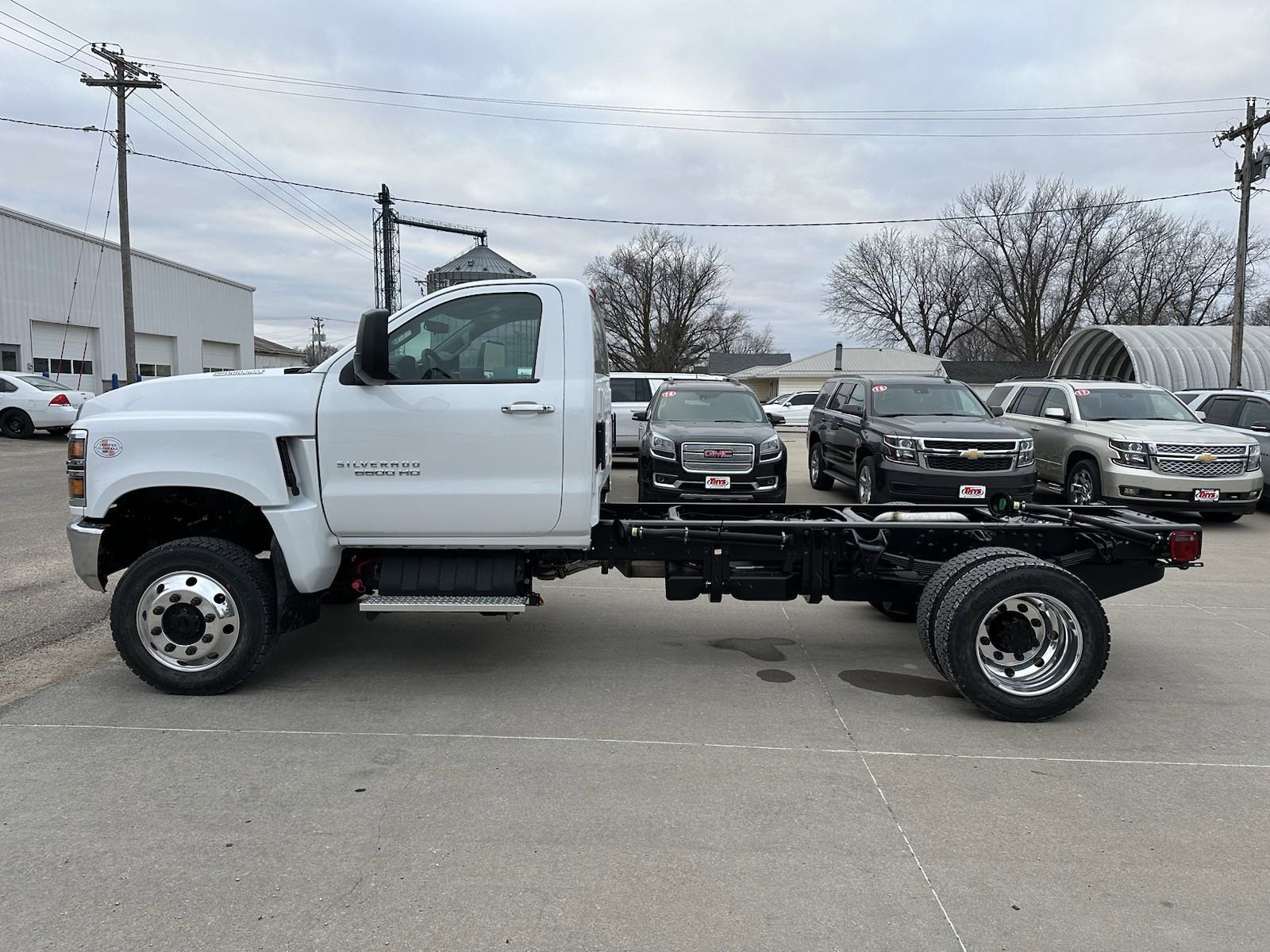 2024 Chevrolet Silverado 6500HD Work Truck photo 3
