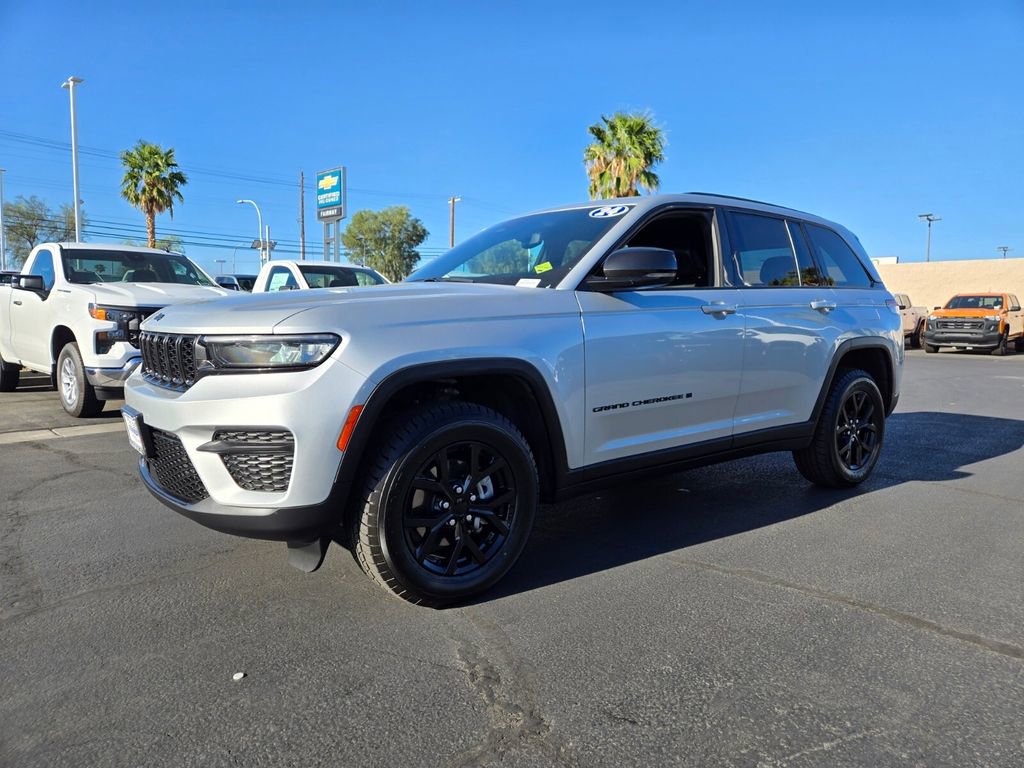 2024 Jeep Grand Cherokee Altitude photo 2