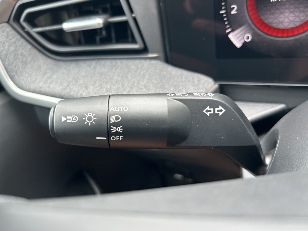 2025 Nissan Kicks SV photo 19