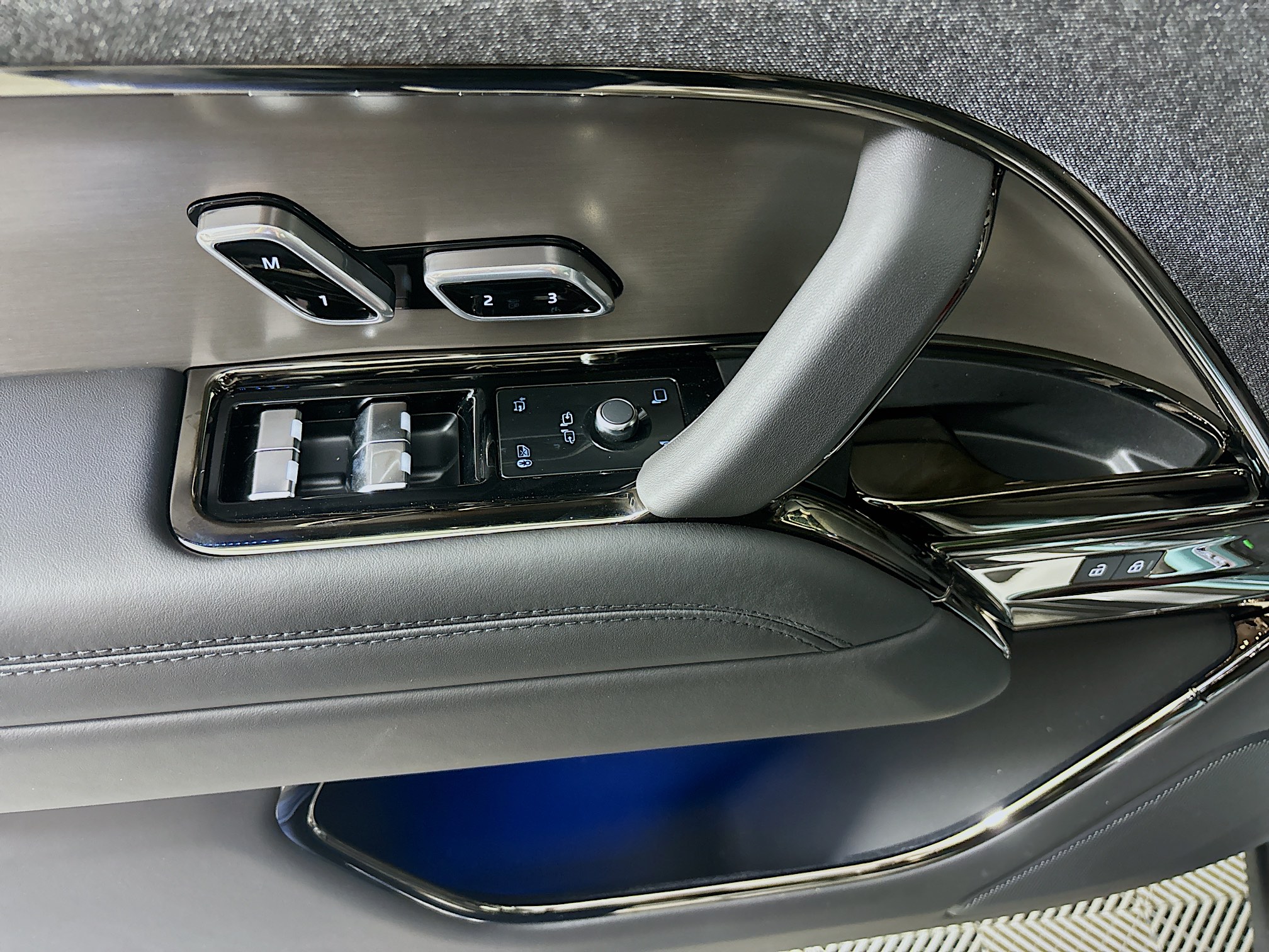 2025 Land Rover Range Rover Sport SE photo 13