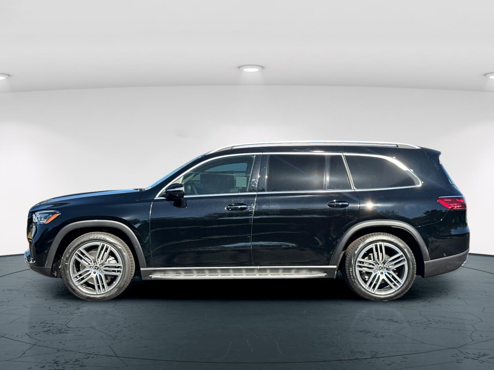 2026 Mercedes Benz GLS 450 4MATIC photo 3