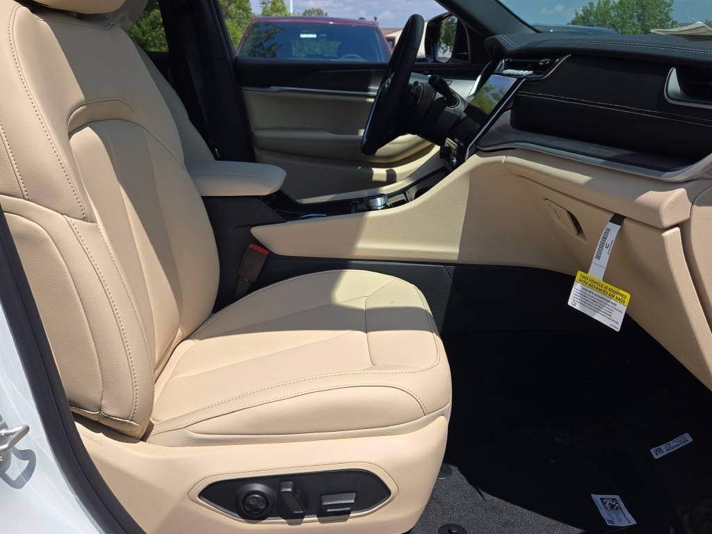 2025 Jeep Grand Cherokee Limited photo 2