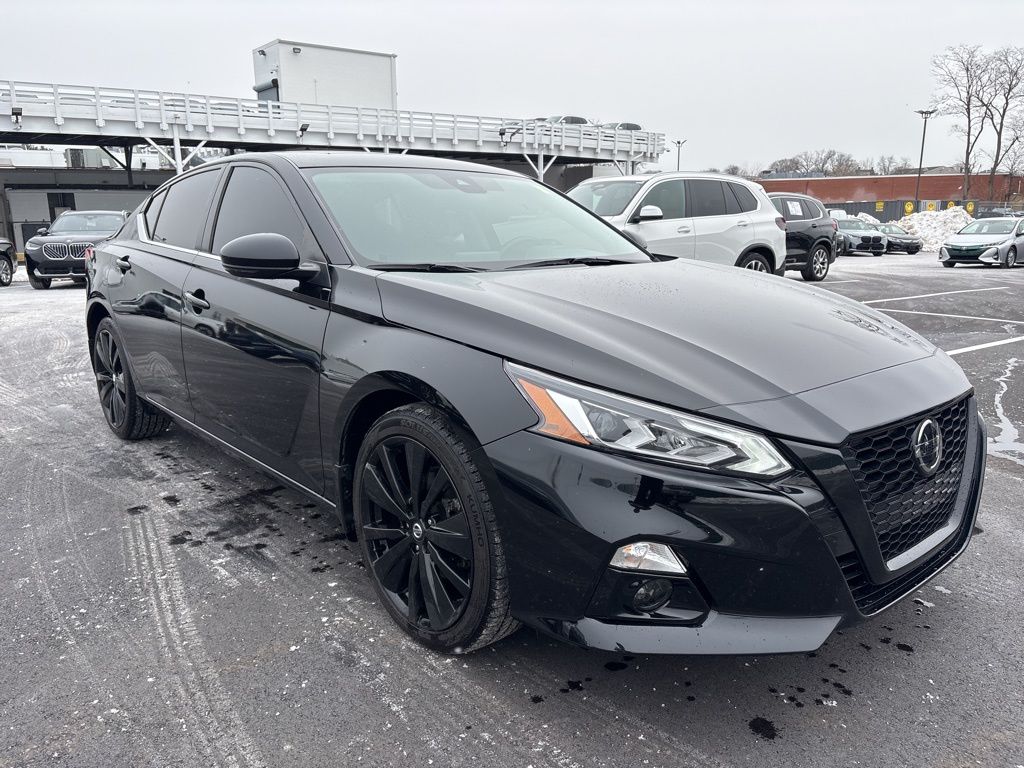 2022 Nissan Altima SR's photo