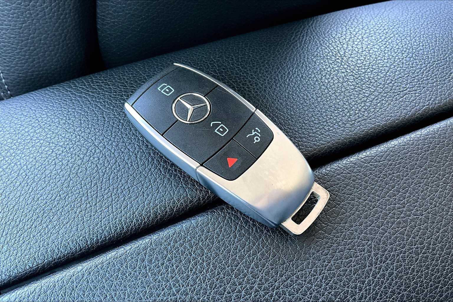 2022 Mercedes Benz GLC 300 photo 14