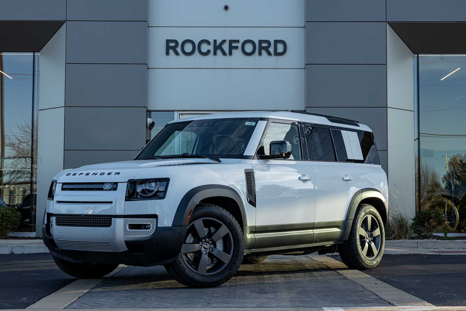 2025 Land Rover Defender S's photo