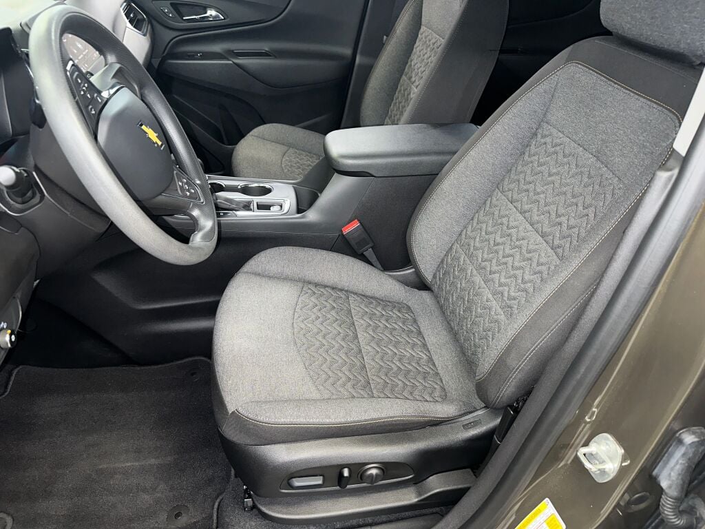 2023 Chevrolet Equinox LT photo 2