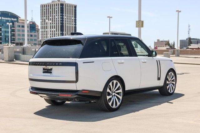 2025 Land Rover Range Rover SE photo 2