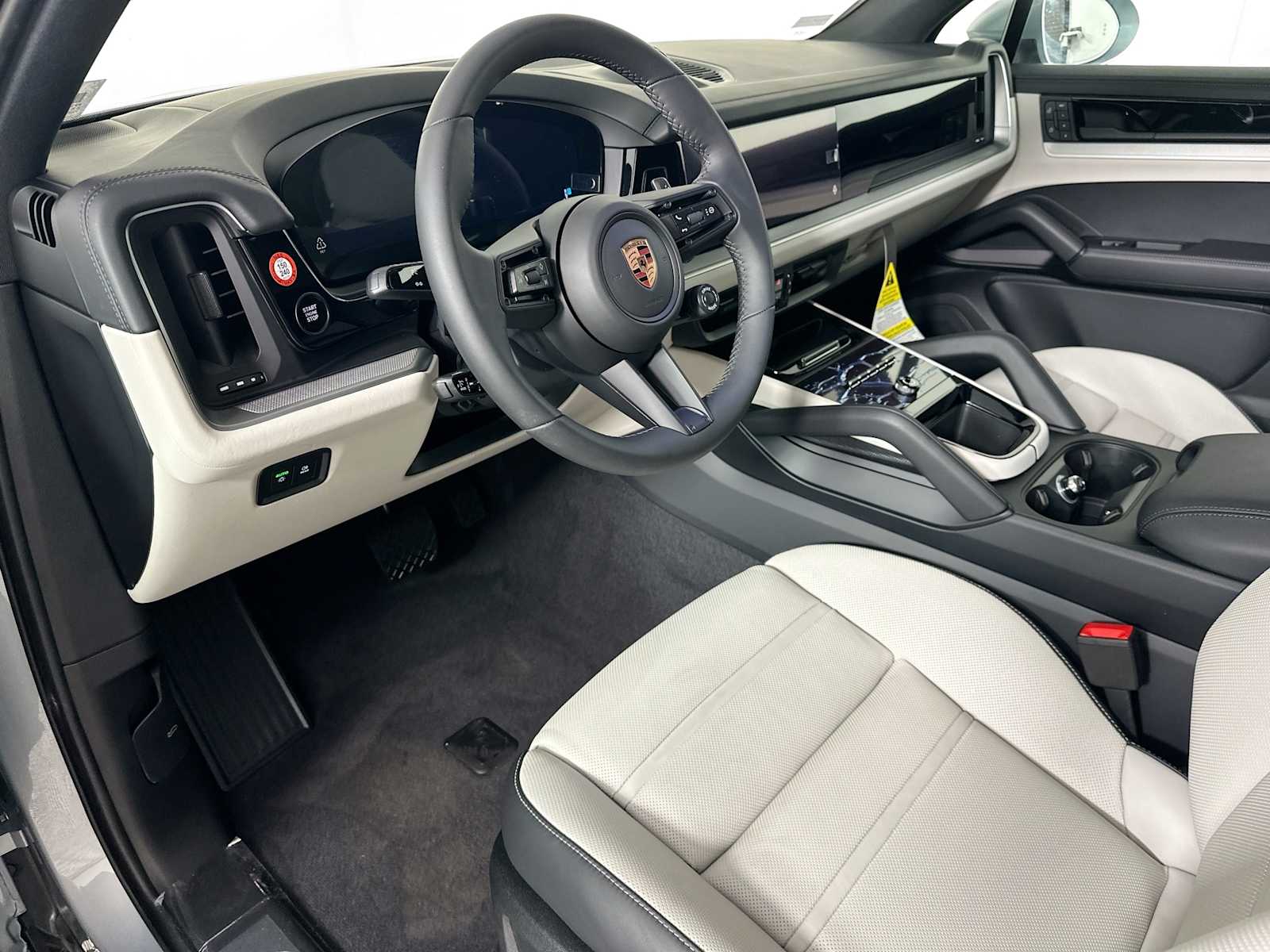 2025 Porsche Cayenne E-Hybrid photo 4