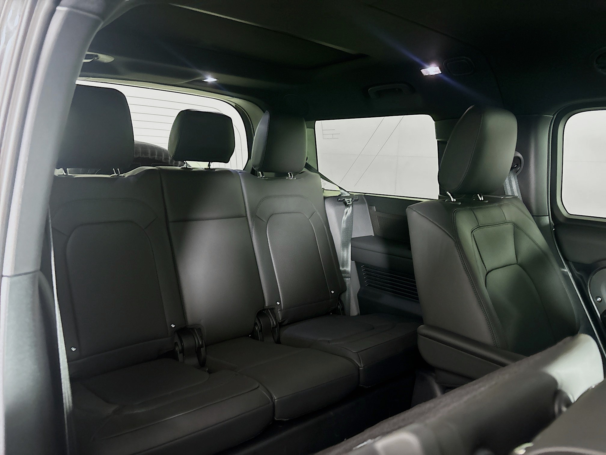 2025 Land Rover Defender 130 X-Dynamic SE photo 8