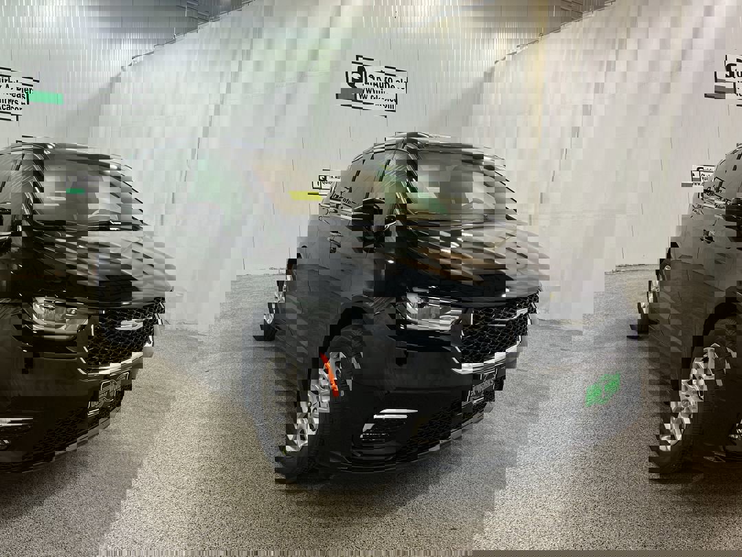 2026 Chrysler Pacifica Select's photo