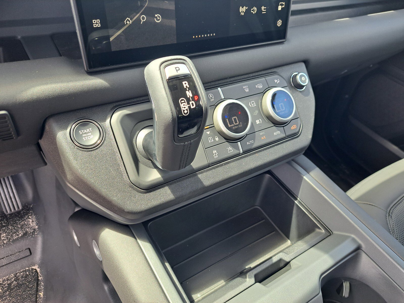 2025 Land Rover Defender SE photo 13