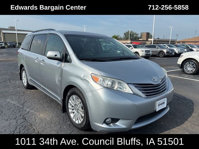 2015 Toyota Sienna XLE Premium photo 2
