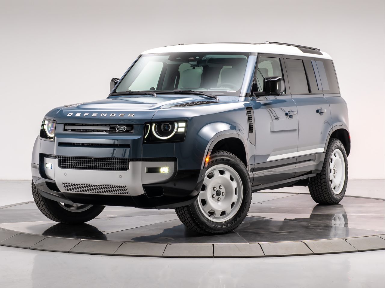 2026 Land Rover Defender S's photo