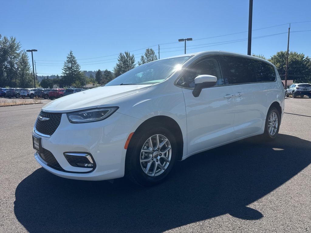 2023 Chrysler Pacifica Touring L photo 3