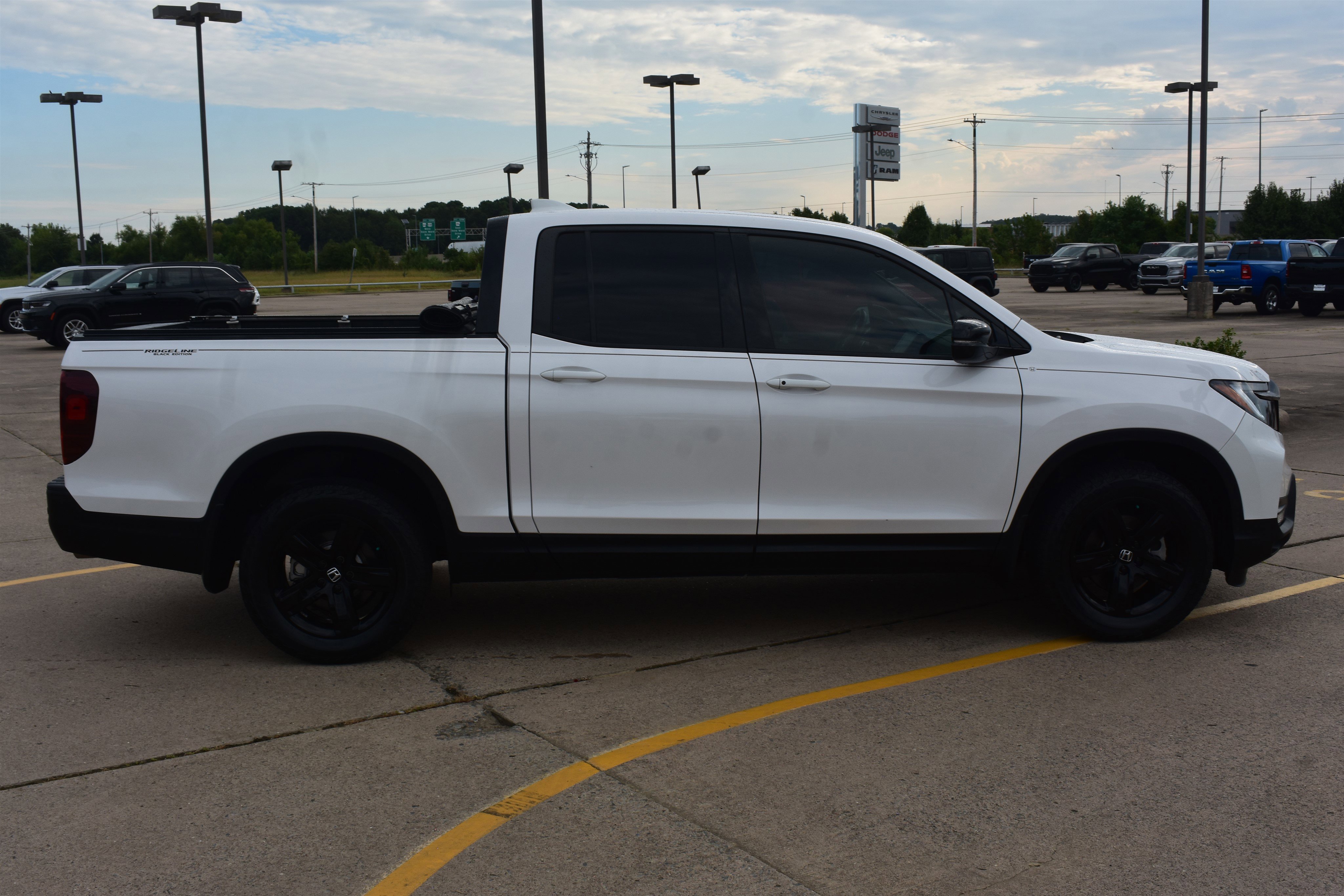 2023 Honda Ridgeline Black Edition photo 3