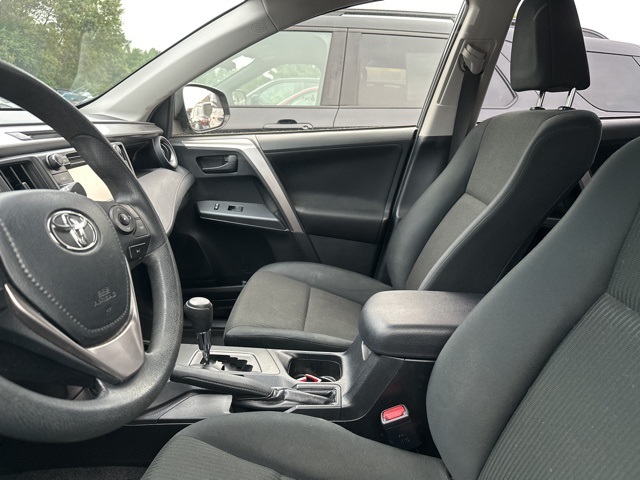 2017 Toyota RAV4 LE photo 7