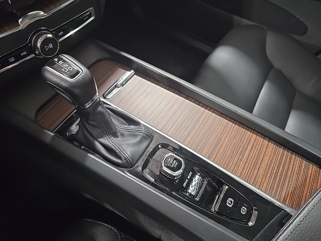 2021 Volvo XC60 T5 Momentum photo 14