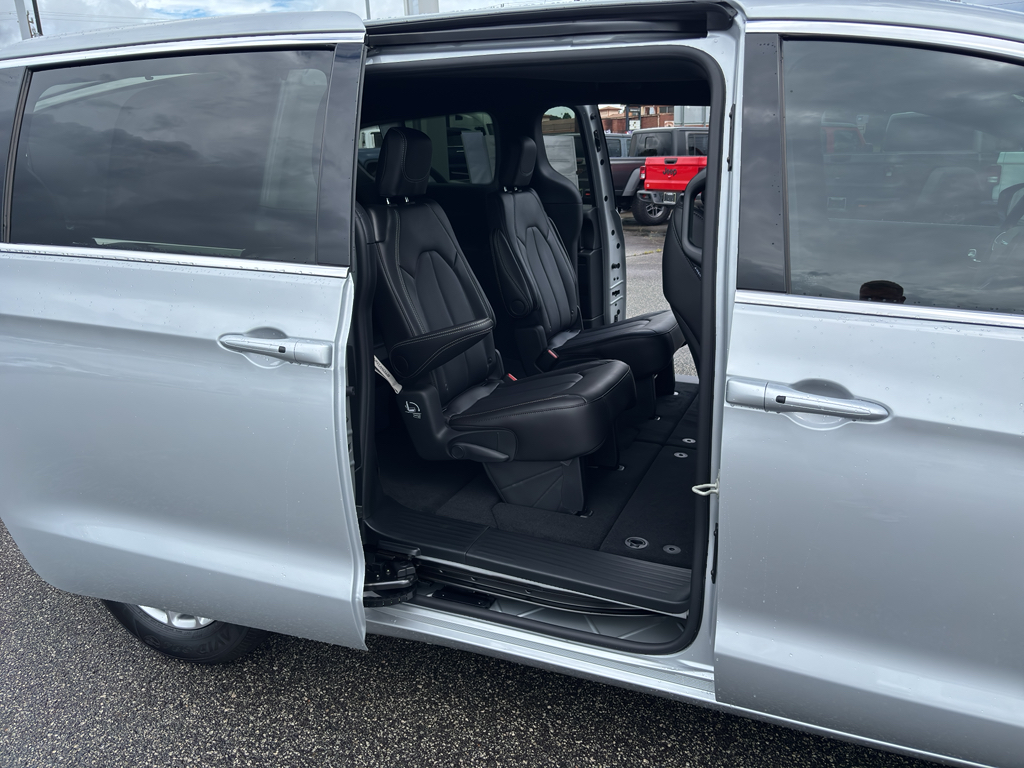 2026 Chrysler Voyager LX photo 13