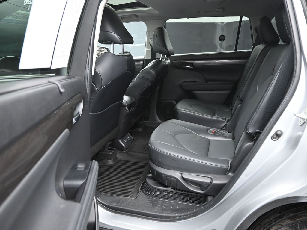 2022 Toyota Highlander Hybrid Limited photo 9