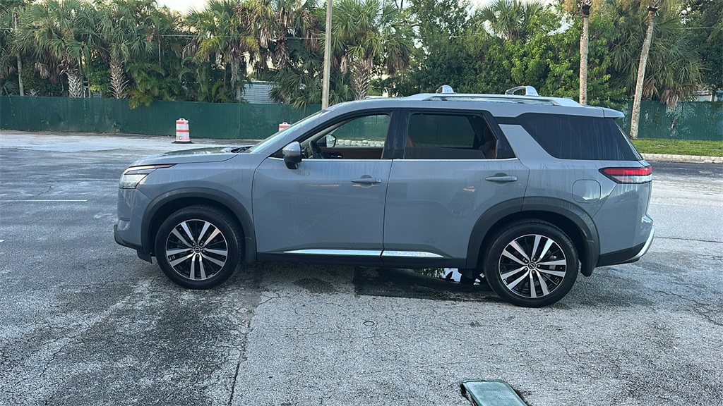 2023 Nissan Pathfinder Platinum photo 4