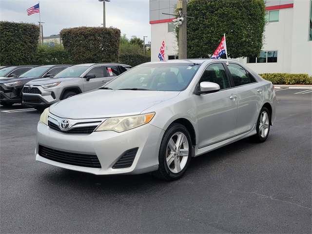 2014 Toyota Camry SE photo 4