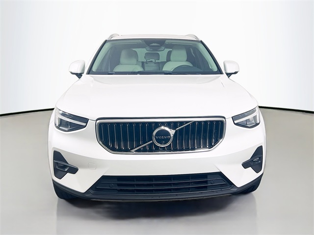 2023 Volvo XC40 Plus photo 2