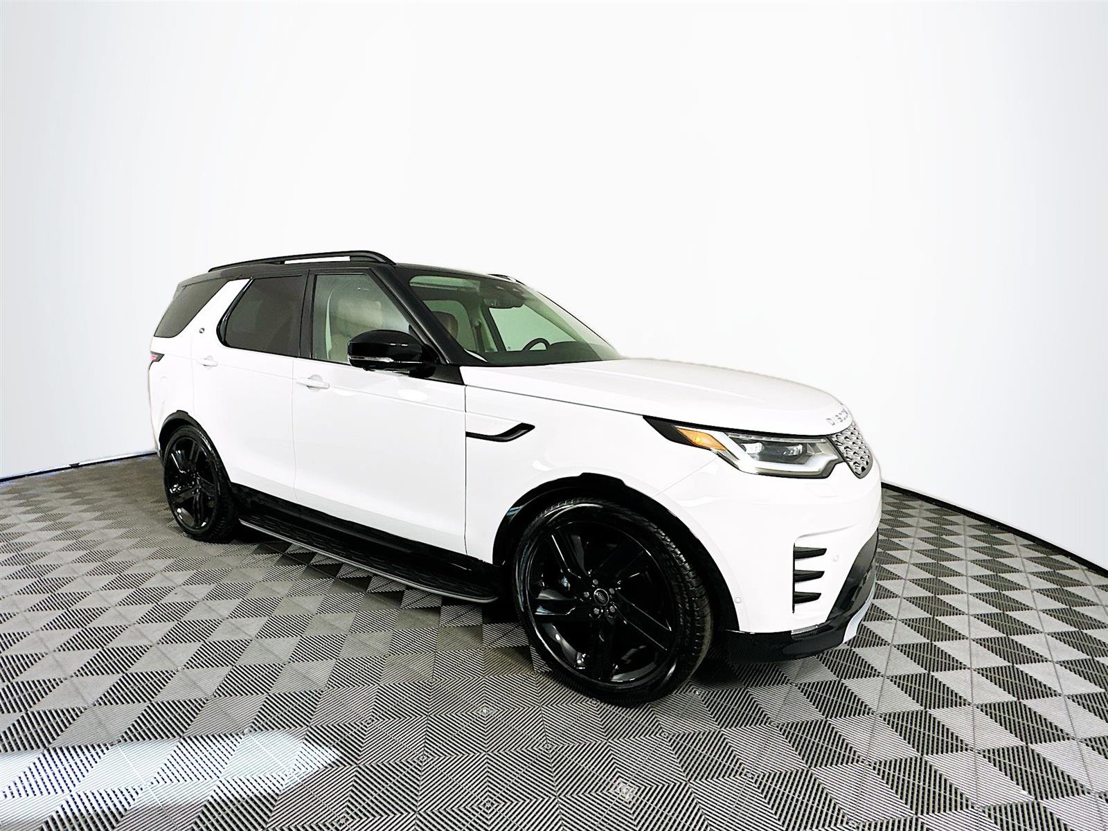 2025 Land Rover Discovery Metropolitan Edition photo 3