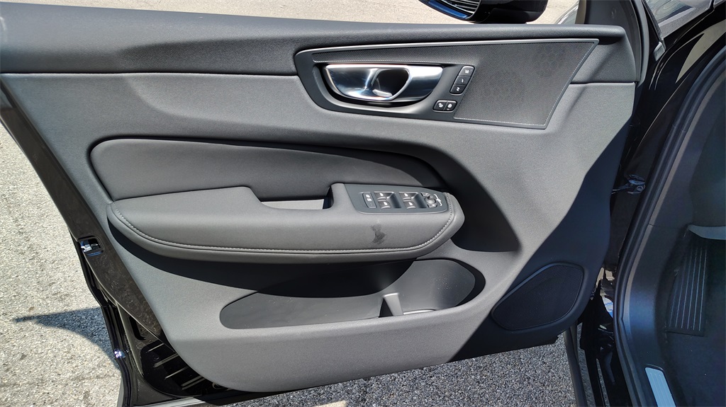 2026 Volvo XC60 B5 Plus photo 8