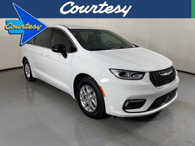 2025 Chrysler Pacifica Select's photo