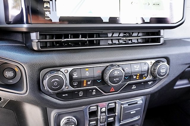 New 2025 Granite Crystal Metallic Clear-Coat Exterior Paint Jeep Sport S image 34