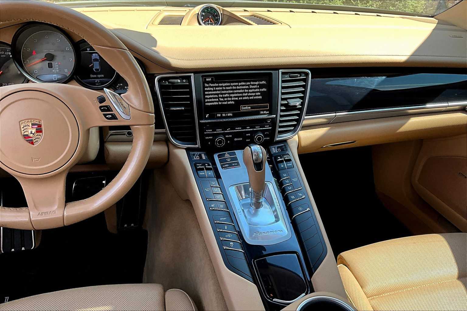 2016 Porsche Panamera S photo 16