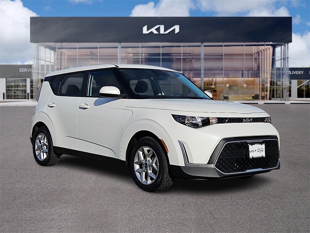 2025 Kia Soul LX's photo
