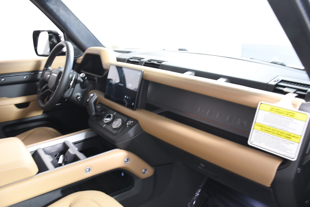 2025 Land Rover Defender 130 V8 photo 16