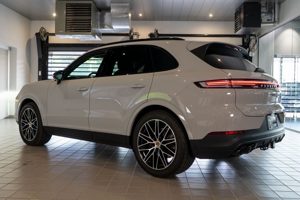 2024 Porsche Cayenne photo 3