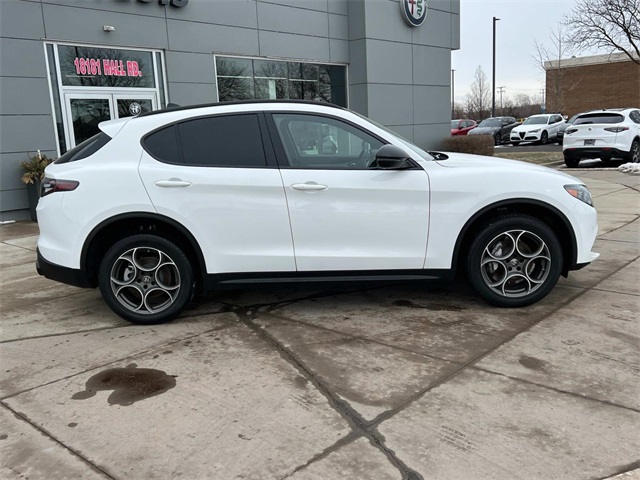 2025 Alfa Romeo Stelvio Sprint Base photo 2