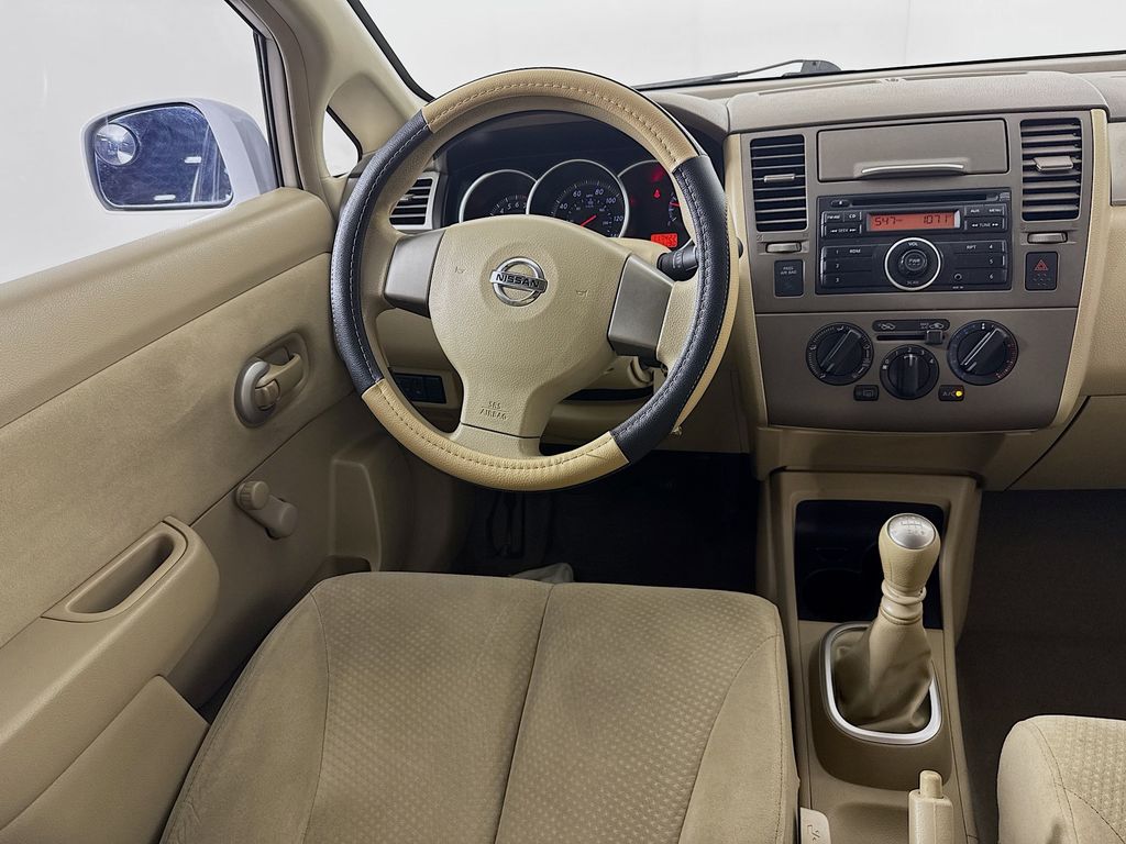 2011 Nissan Versa 1.8 S photo 21
