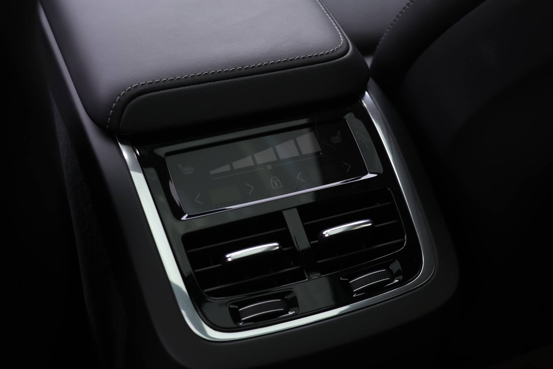 2022 Volvo XC60 B5 Inscription photo 17