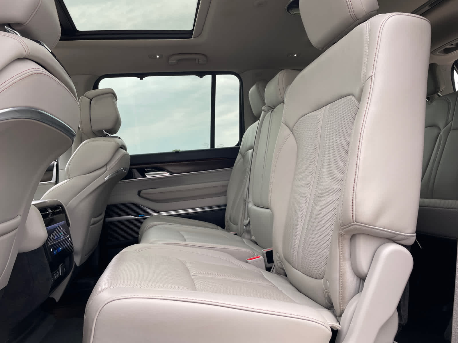 2023 Jeep Grand Wagoneer Base photo 12