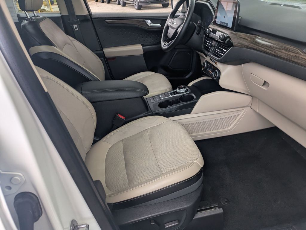 2020 Ford Escape Titanium Hybrid photo 27
