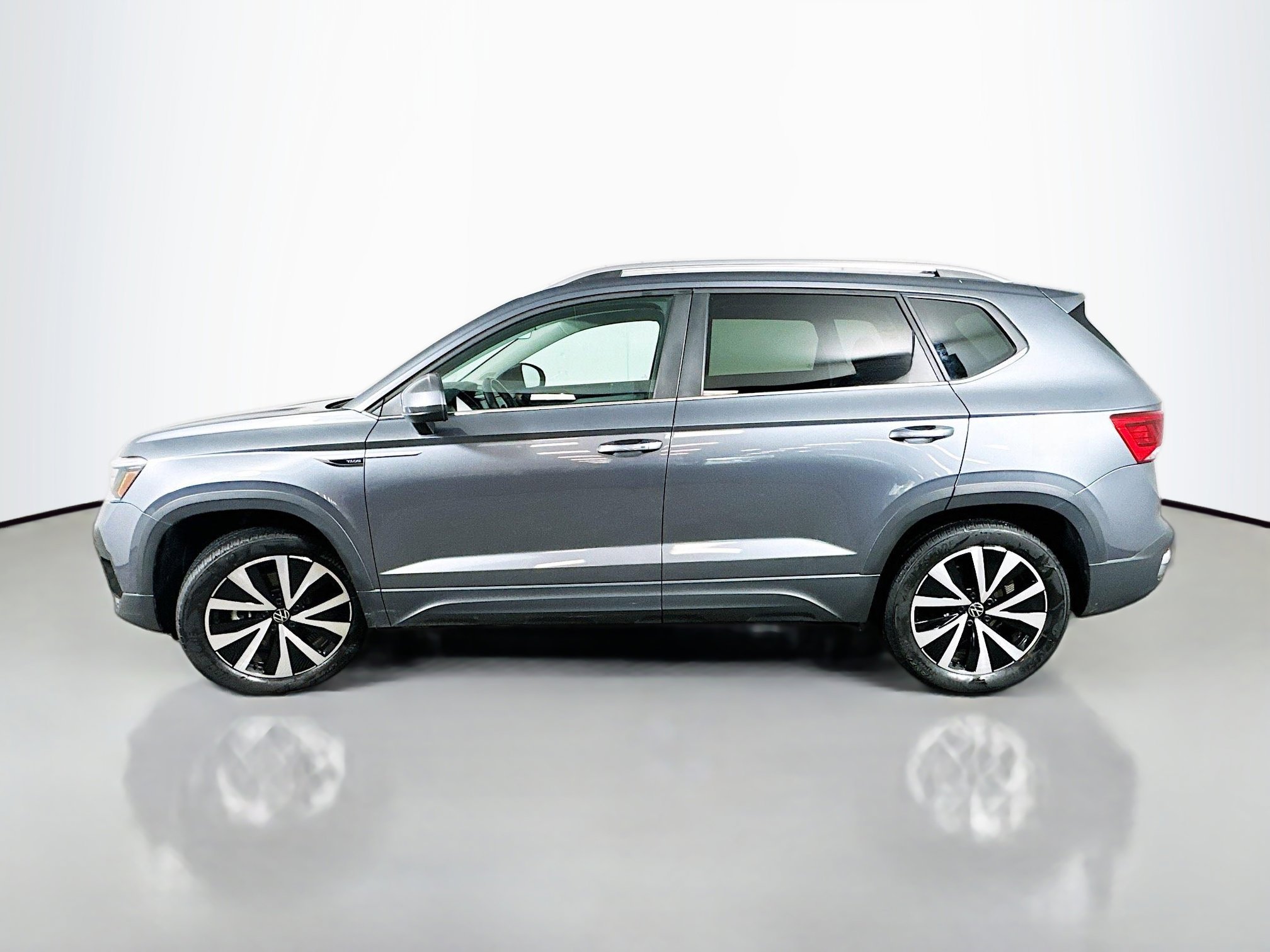 2023 Volkswagen Taos SE photo 2