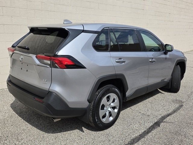 2022 Toyota RAV4 LE photo 4