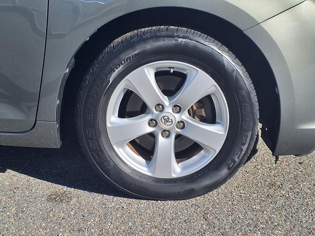 2012 Toyota Sienna LE photo 4