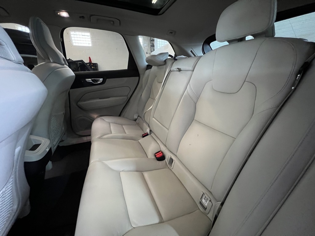 2023 Volvo XC60 B5 Plus photo 16