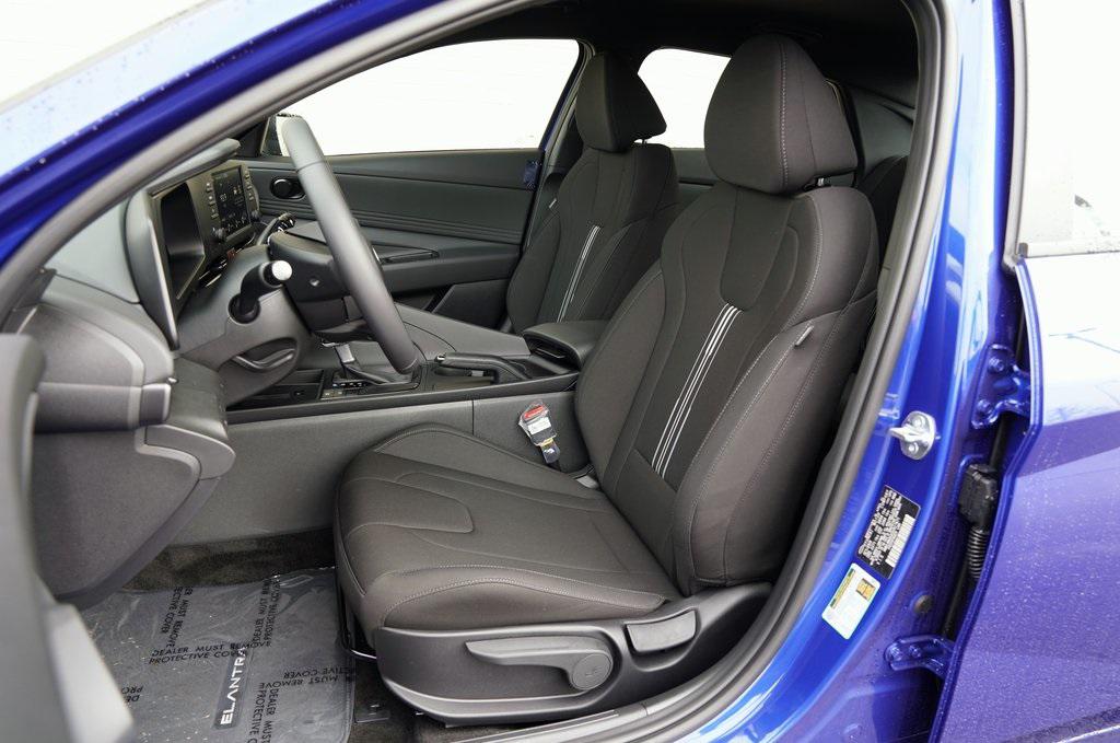 2025 Hyundai Elantra SEL Sport photo 8