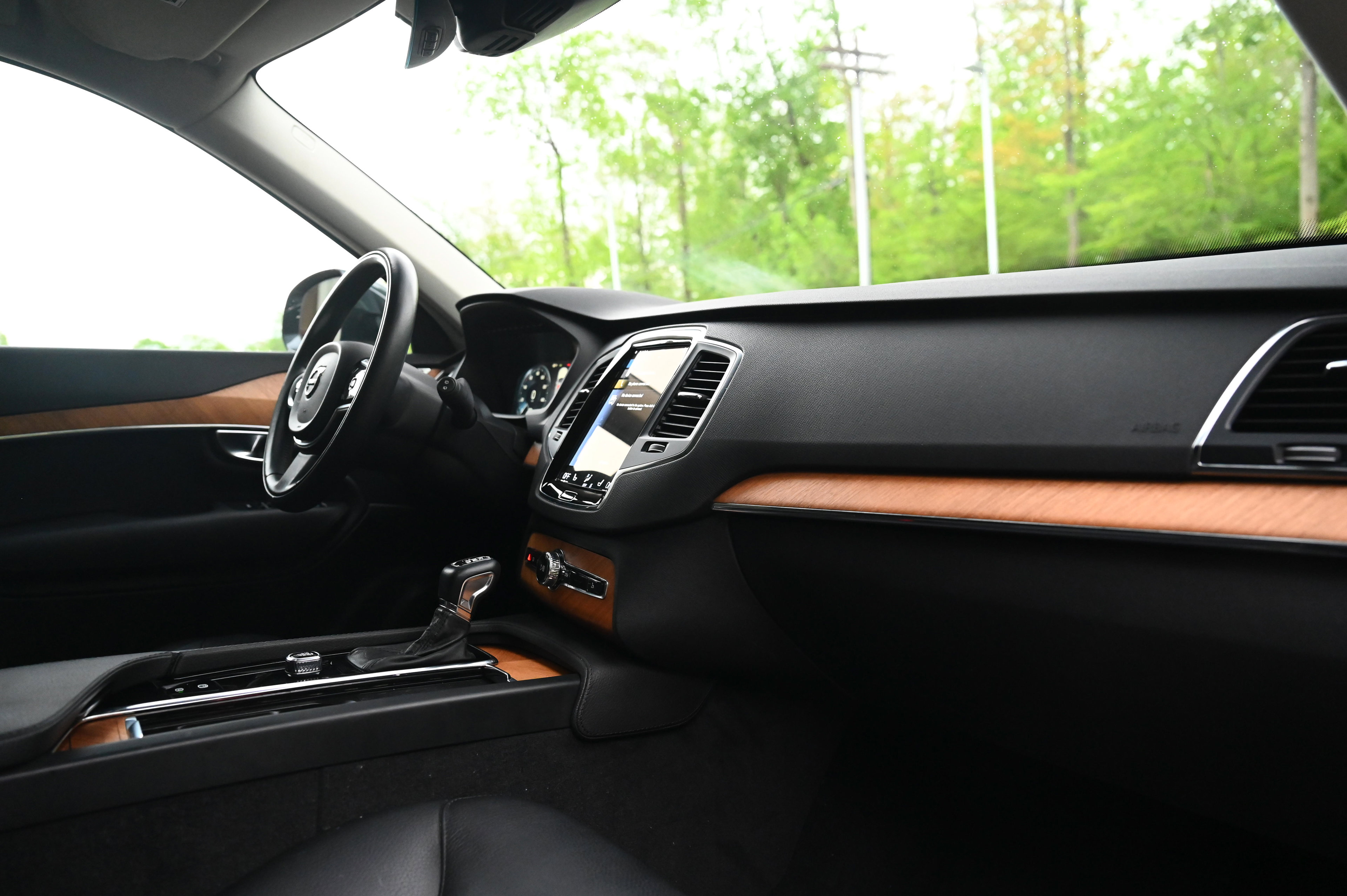 2022 Volvo XC90 T6 Momentum photo 17