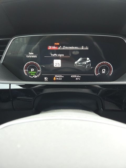 2022 Audi e-tron Premium Plus's photo